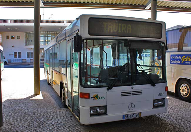 Le bus de Tavira attedant à l’arrêt de Tavira