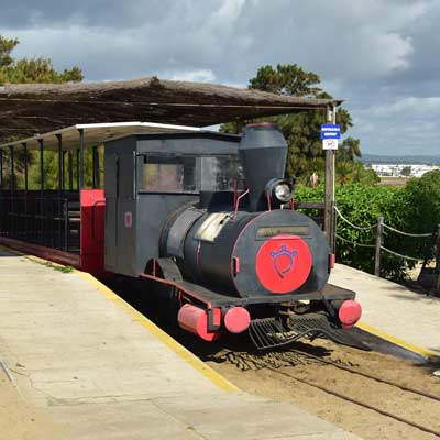 Mini-Zug bringt Praia do Barril 