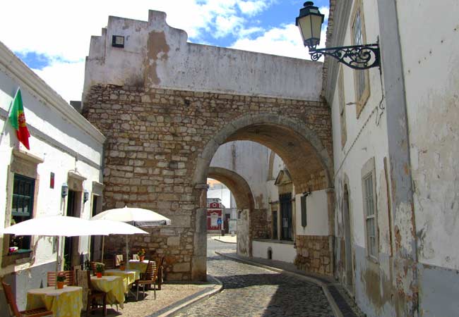 Ворота Арки Репуш, ведущие в Старый город