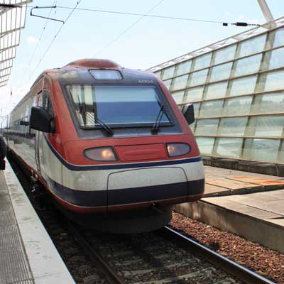 Le train Alfa Pendular en train d’arriver à Estação do Oriente