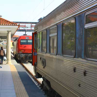 Le train Intercidades en attente à la gare ferroviaire de Faro