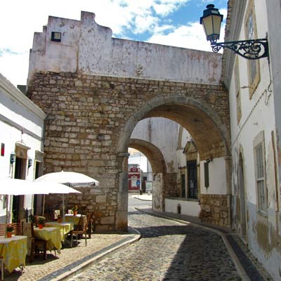 Kopfsteinpflasterstraßen im historischen Stadtzentrum Faro