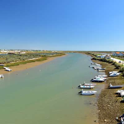 El río Gilão River a su paso por la ría Formosa